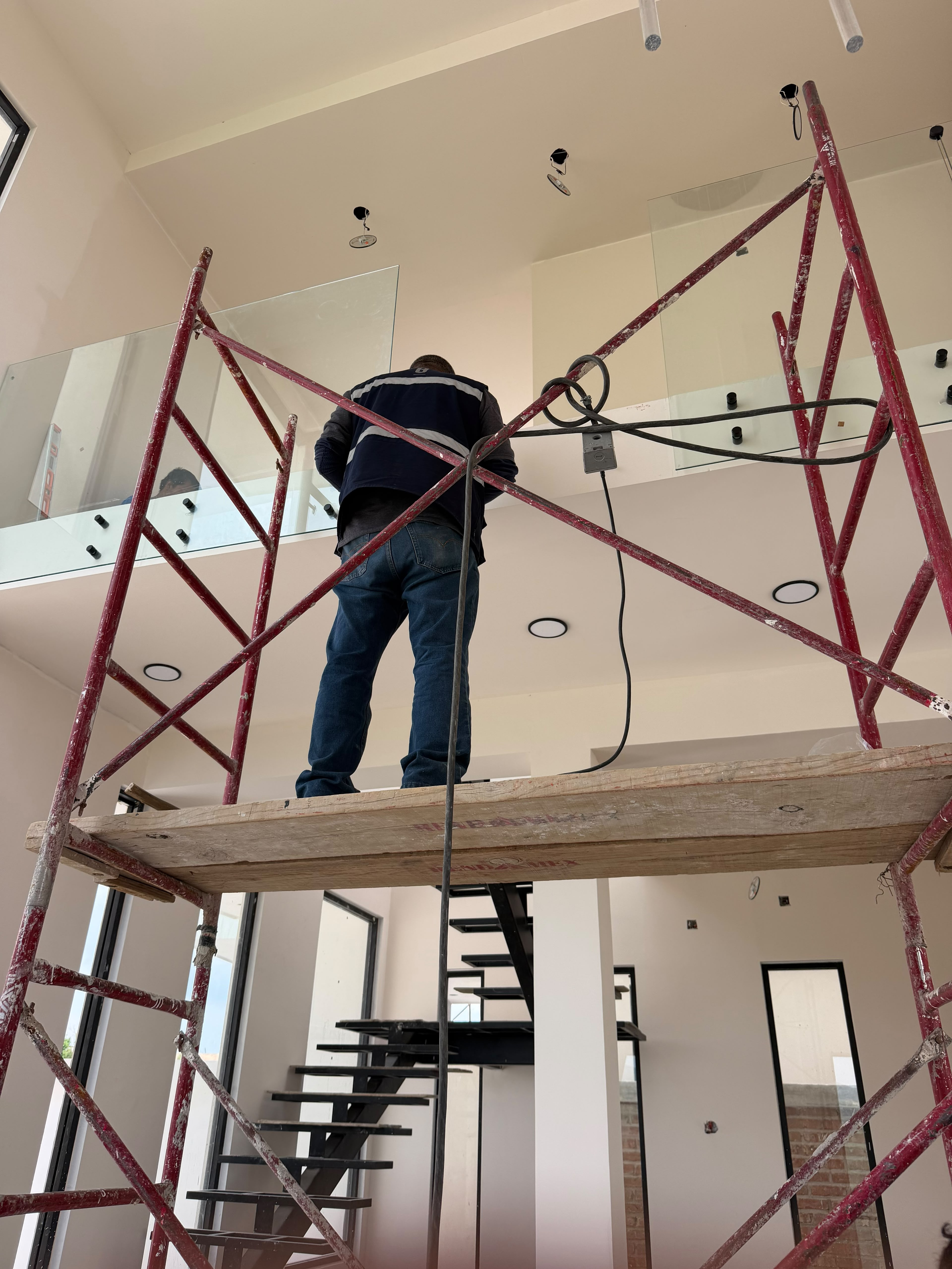 Barandal de cristal templado en escalera residencial instalado en León, Guanajuato por YAAS #01