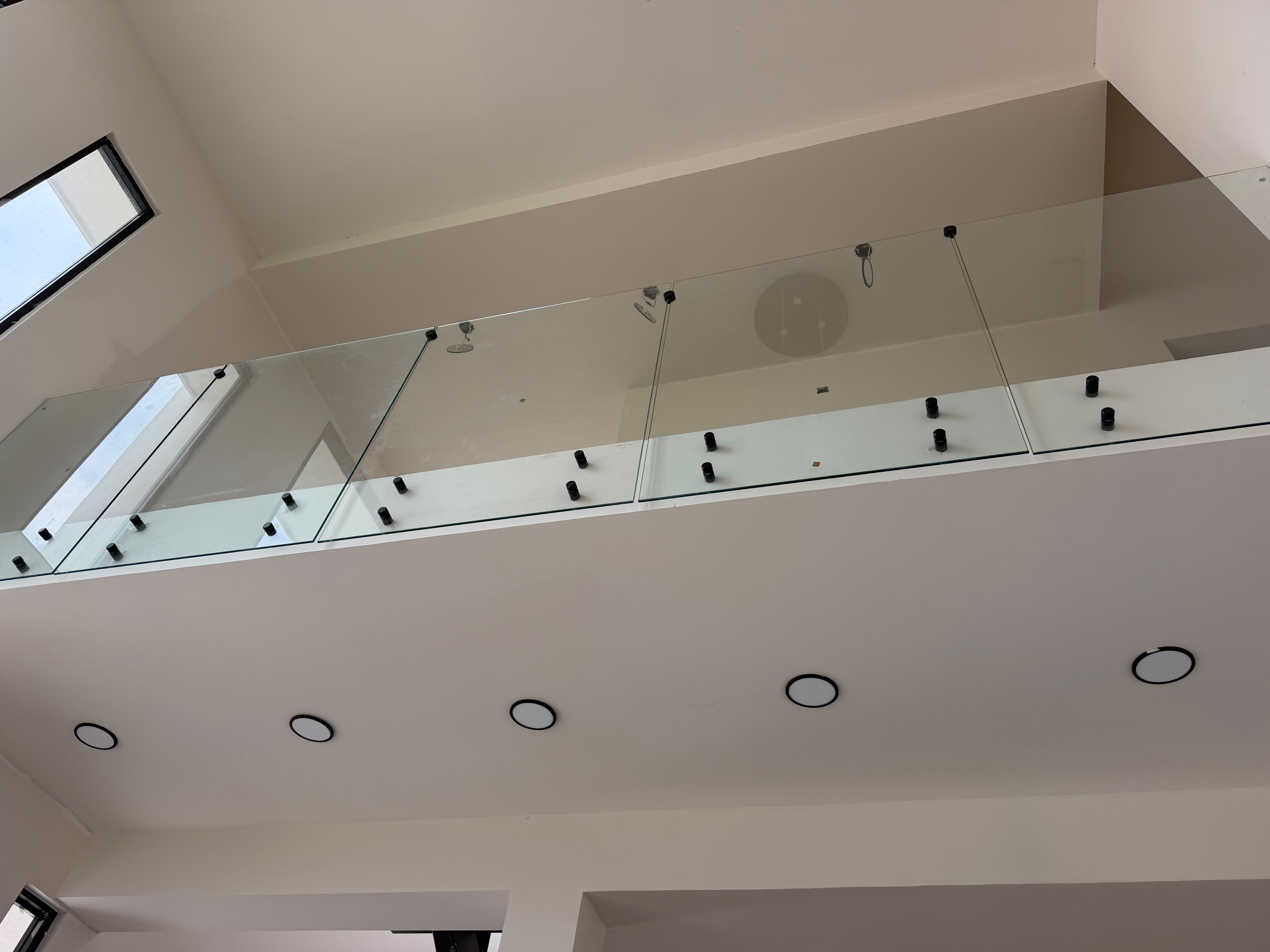Barandal de cristal templado en escalera residencial instalado en León, Guanajuato por YAAS #07