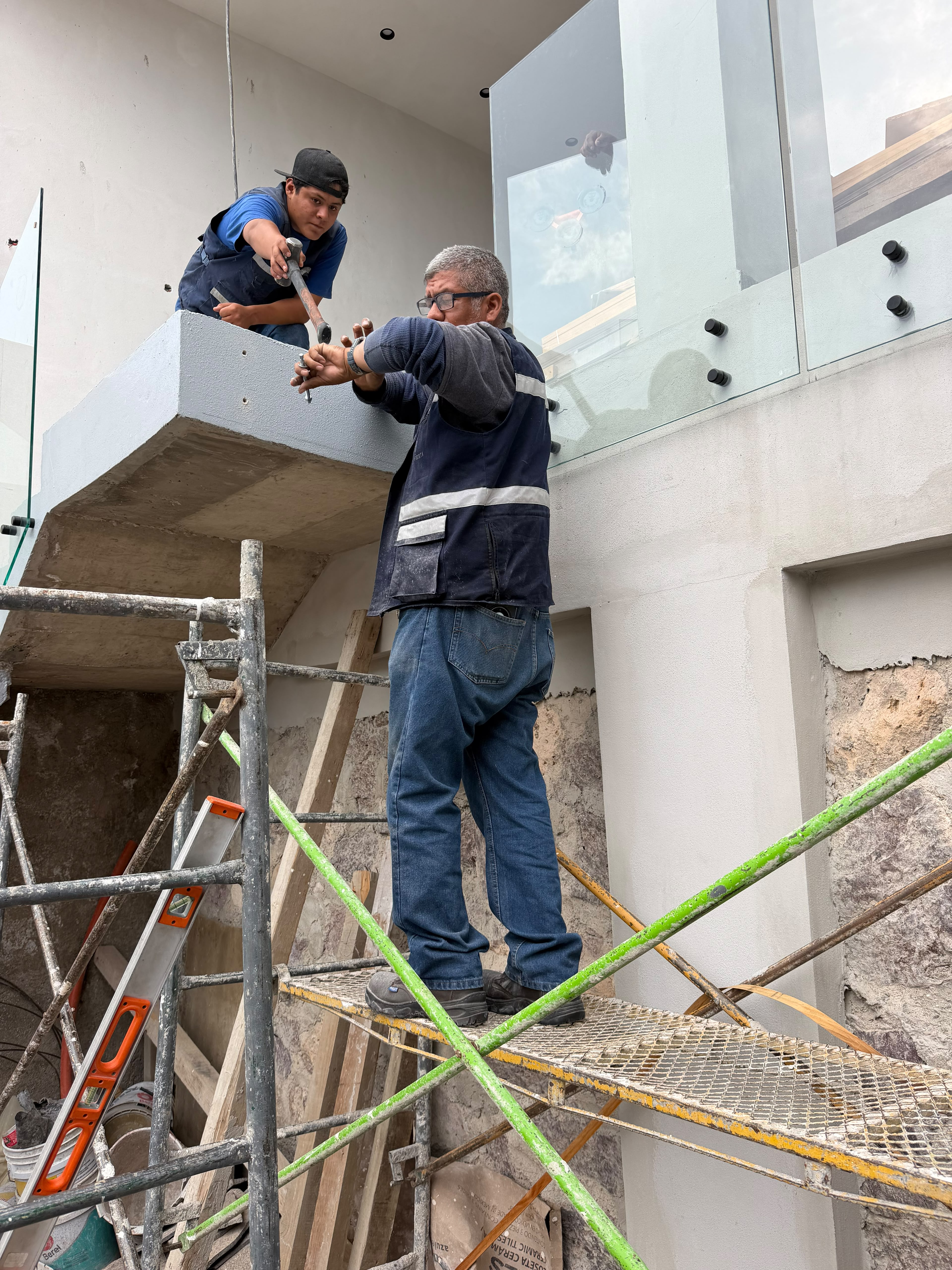 Cancel de baño en cristal templado con herrajes de acero instalado en León, Guanajuato por YAAS #03