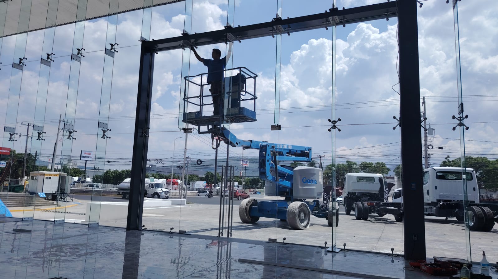 Cancel de baño en cristal templado con herrajes de acero instalado en León, Guanajuato por YAAS #12