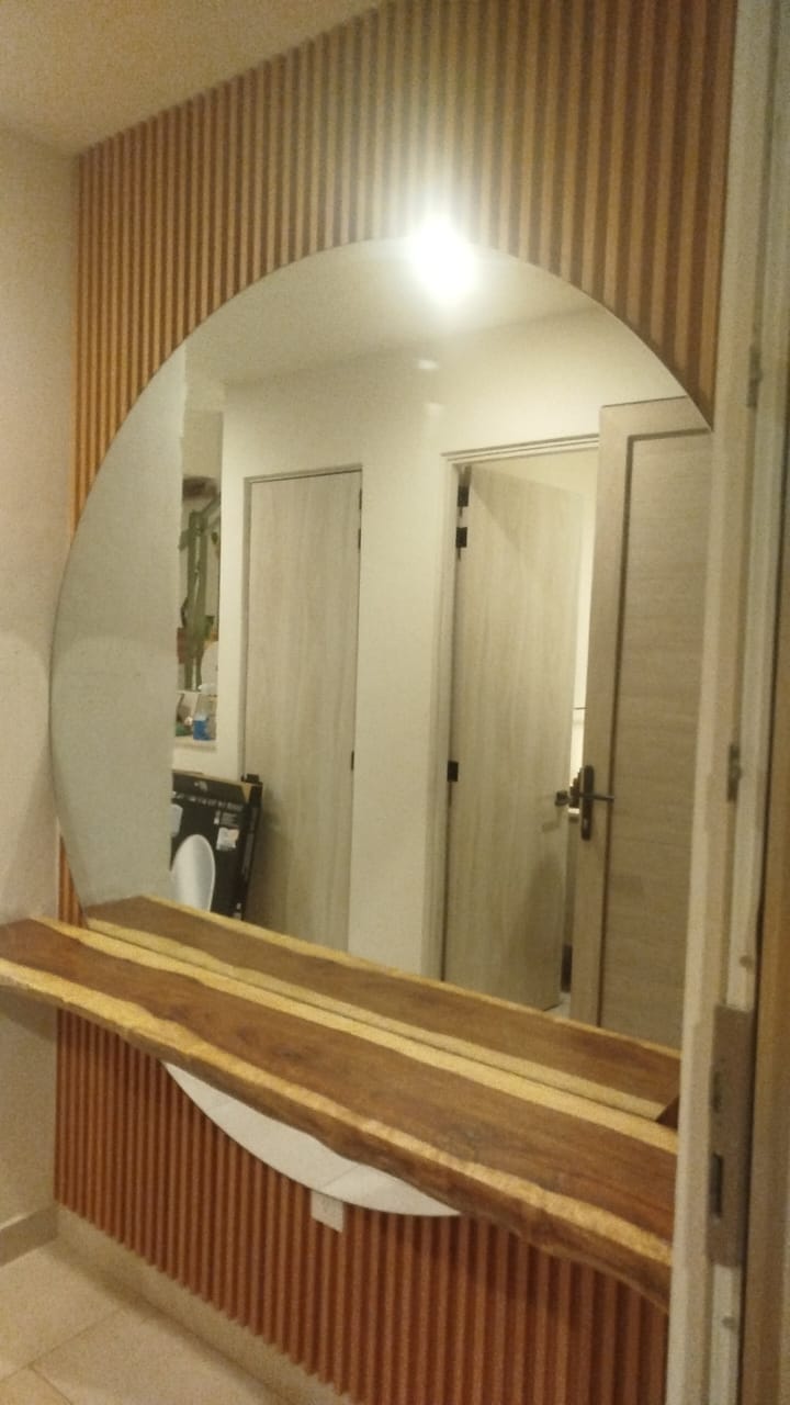 Espejo decorativo biselado con luz LED perimetral instalado en León, Guanajuato por YAAS #05